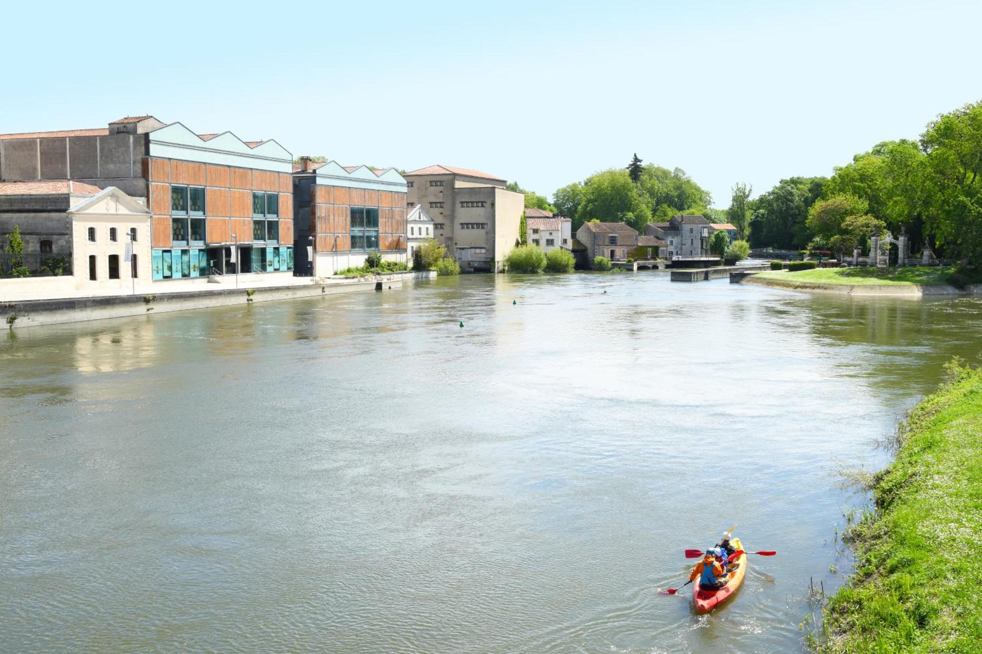 Quai 3 Loft Moderne Et Lumineux Les Pieds Dans L'Eau Apartamento Jarnac Exterior foto